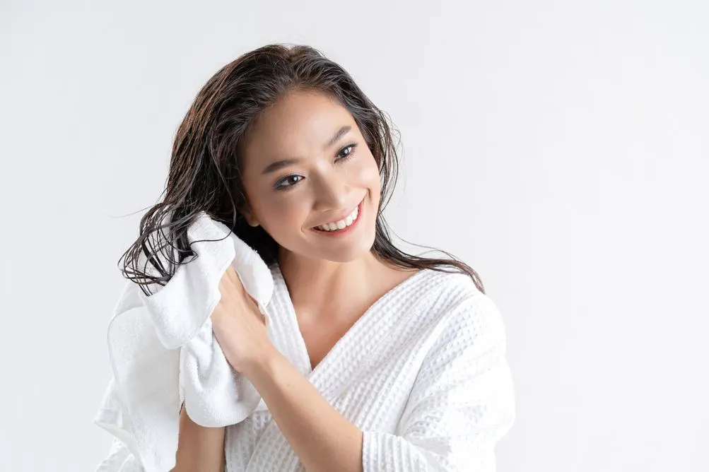 mengeringkan rambut
