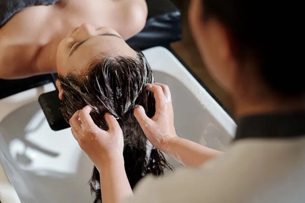 Double cleansing untuk kulit kepala