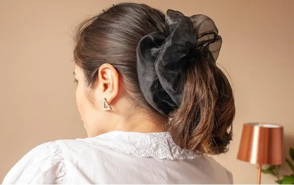 ikat rambut berbahan (scrunchie)