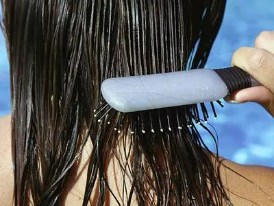 hindari menyisir saat rambut masih basah kuyup