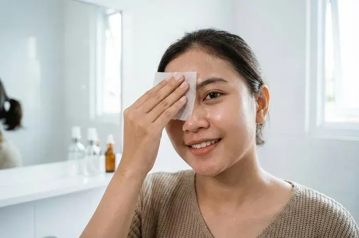membersihkan penumpukan minyak dan keringat