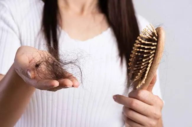 Penyebab Rambut Rontok Berlebihan & Cara Mengatasinya Secara Alami