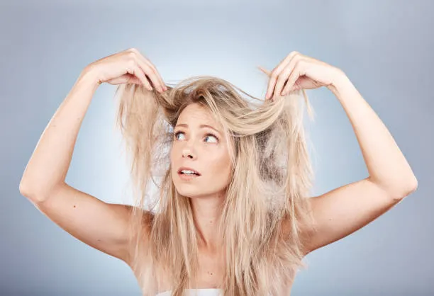 Rambut yang Mengalami Perubahan Warna Tidak Wajar