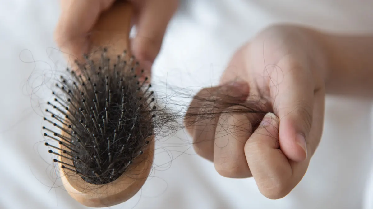 Rambut Rontok Parah? Mungkin Ini 7 Penyebabnya