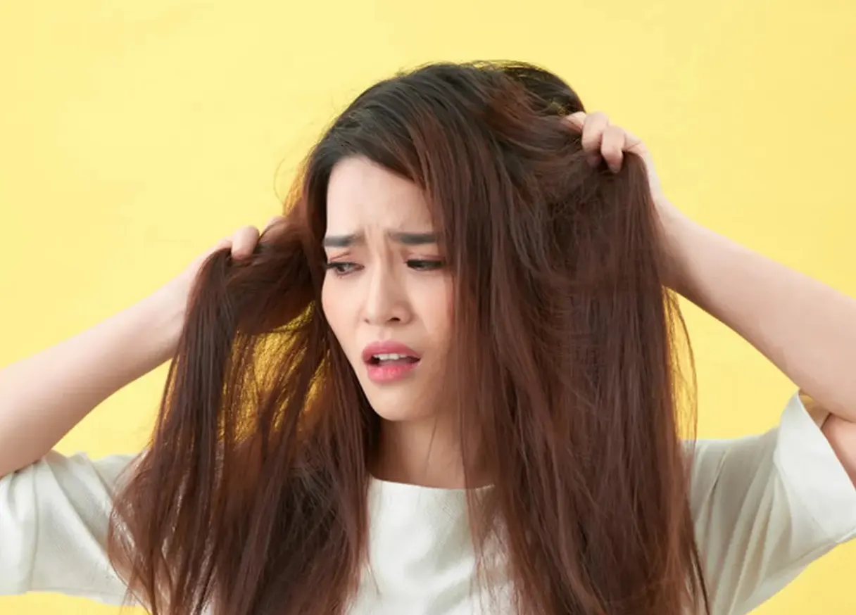 Mengatasi Frizz & Flyaways dengan Serum & Minyak Rambut