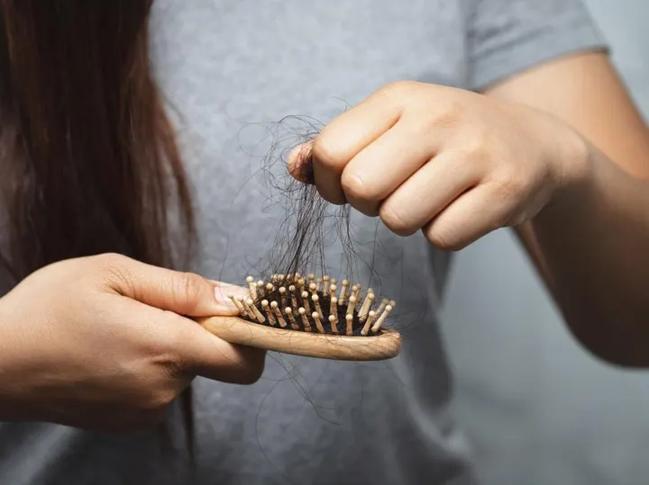 Penyebab Rambut Rontok dan Cara Mengatasinya Secara Alami