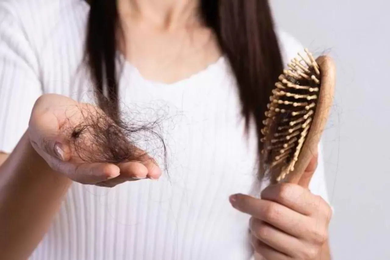 Perbedaan Rambut Rontok Sementara dan Permanen: Santai tapi Lengkap