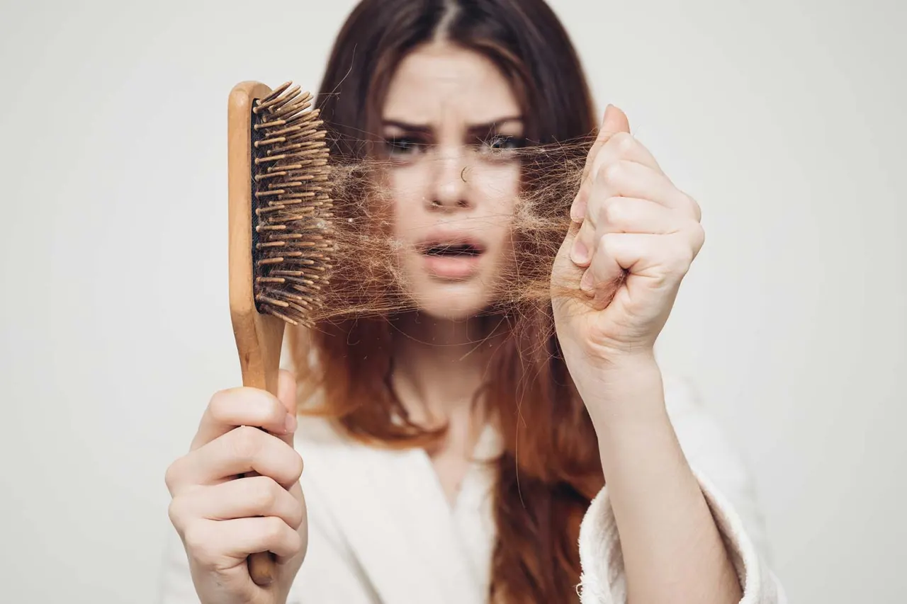 Kerontokan Rambut Akibat Perawatan Kimia dan Alat Styling: Penyebab, Solusi, dan Cara Mencegahnya