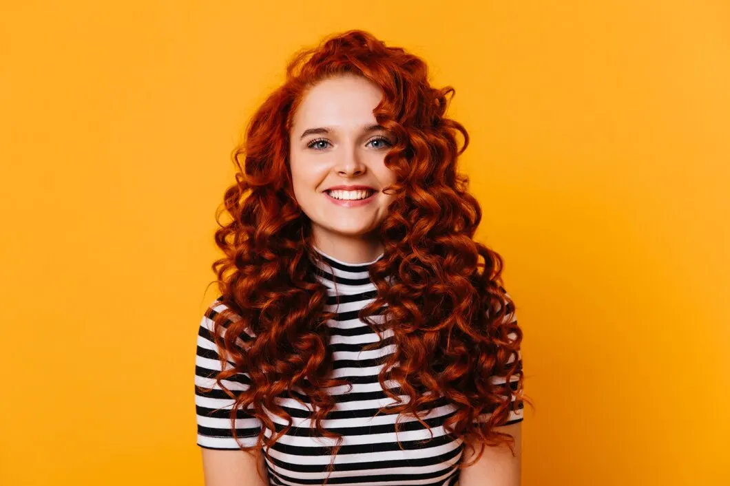 10 Cara Merawat Rambut Keriting agar Tetap Sehat, Lembap, dan Mudah Diatur