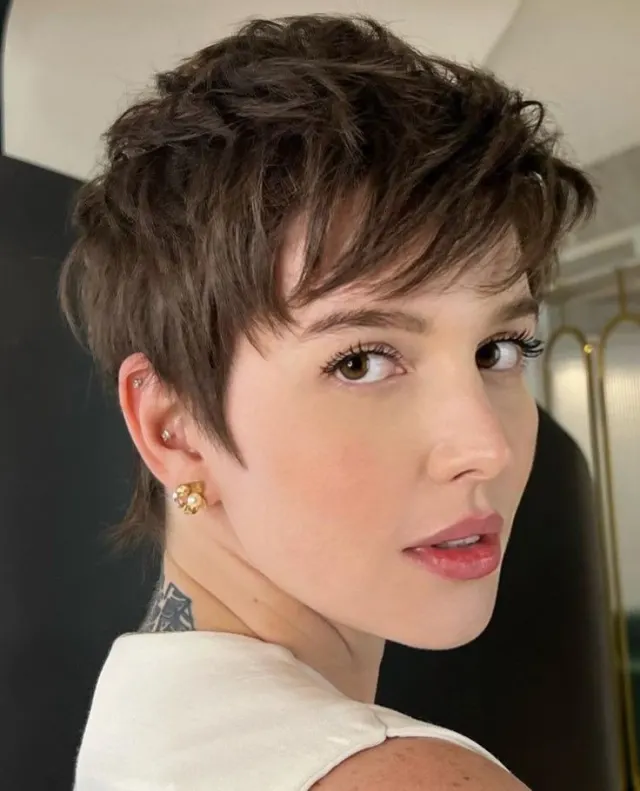 Layered Pixie: Gaya Rambut Pendek Berlapis yang Keren dan Stylish
