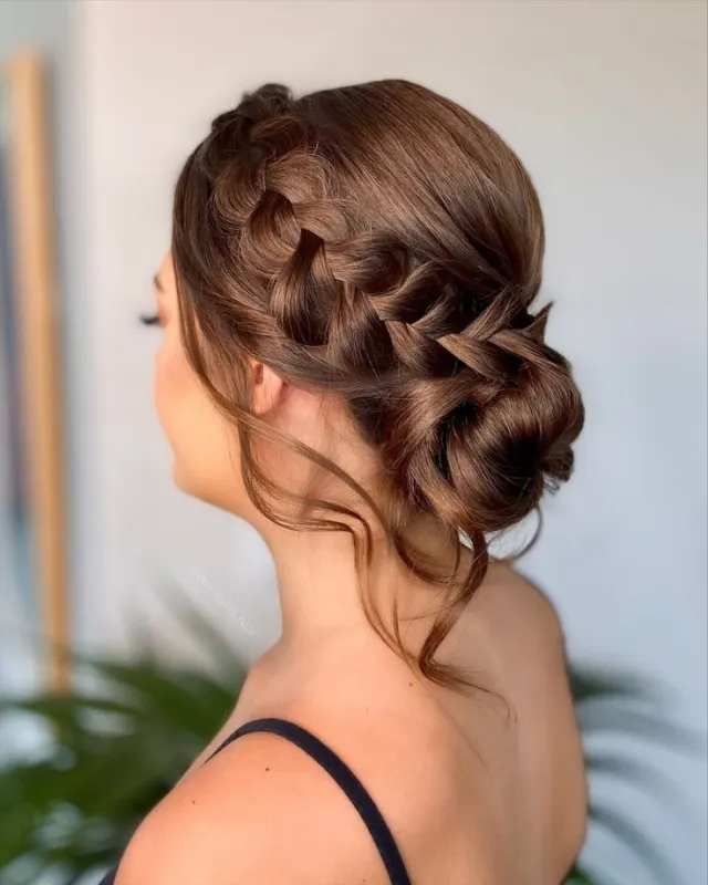Revolusi Kecantikan: Menggoda dengan Braided Bun yang Memikat!