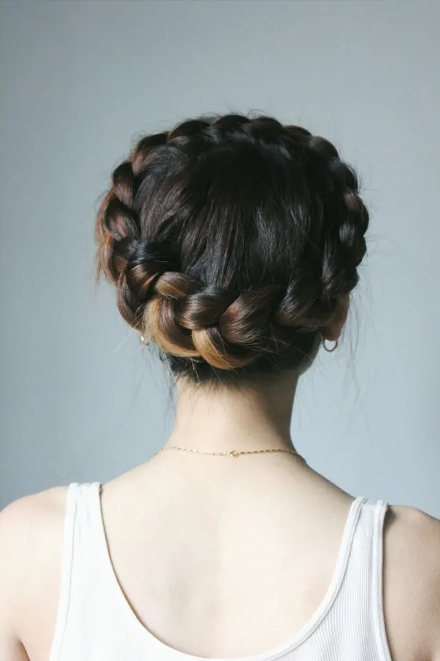 Crown Braid: Gaya Rambut Anggun yang Memikat