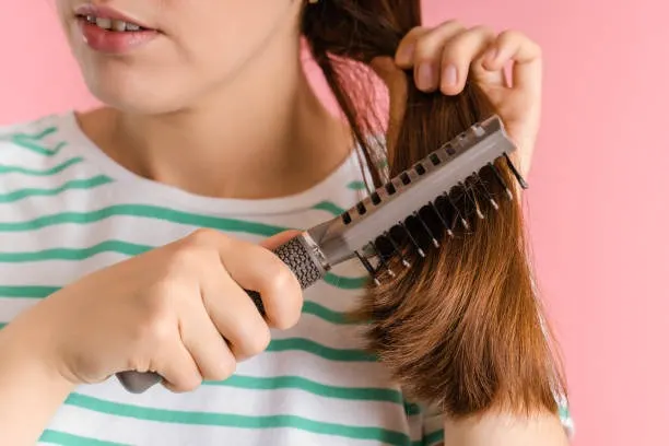 Langkah-langkah Menyisir Rambut dengan Benar agar Tidak Mudah Patah