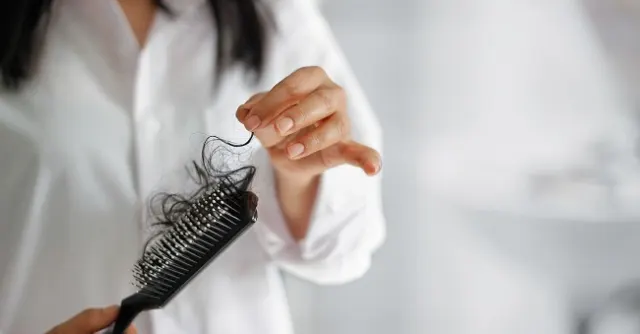 Mitos vs Fakta Seputar Rambut Rontok & Kebotakan: Jangan Sampai Tertipu!