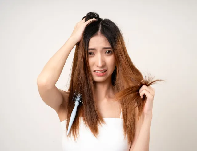 Sering Pakai Catokan? Ini Cara Cegah Rambut Jadi Kering dan Kusam!