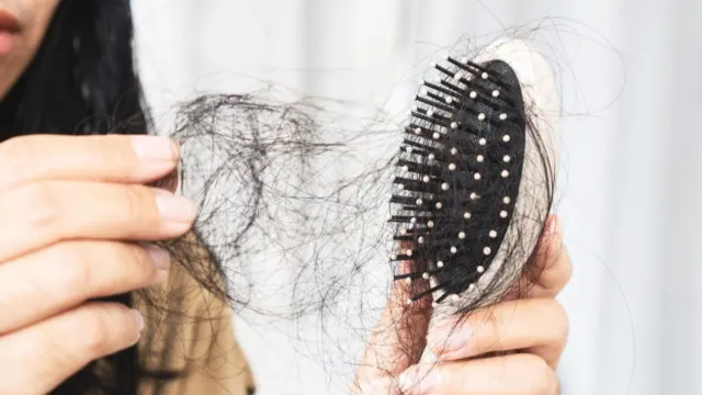 Rambut Rontok: Kenali Penyebab & Cara Mengatasinya dengan Bijak