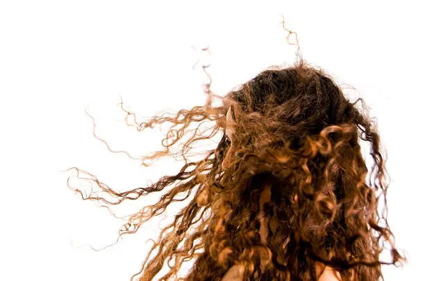 Masalah “Frizz” atau Rambut Mengembang: Penyebab dan Solusi