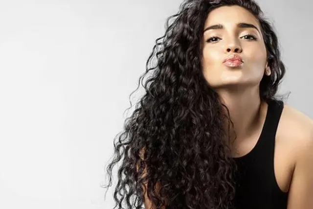 Panduan Mengeringkan Rambut yang Benar: Hair Dryer vs Diangin-anginkan, Mana yang Lebih Sehat?